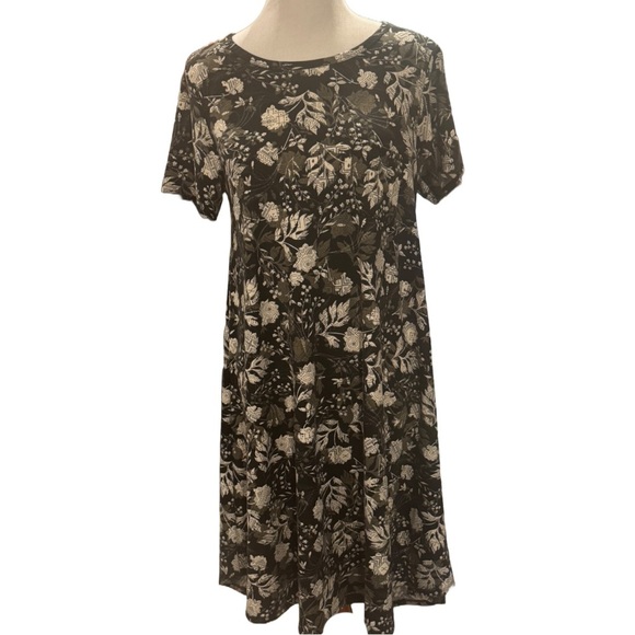 LuLaRoe Dresses & Skirts - Lularoe Carly dress - Black with Cream and dark Green flowers and leaves - Small